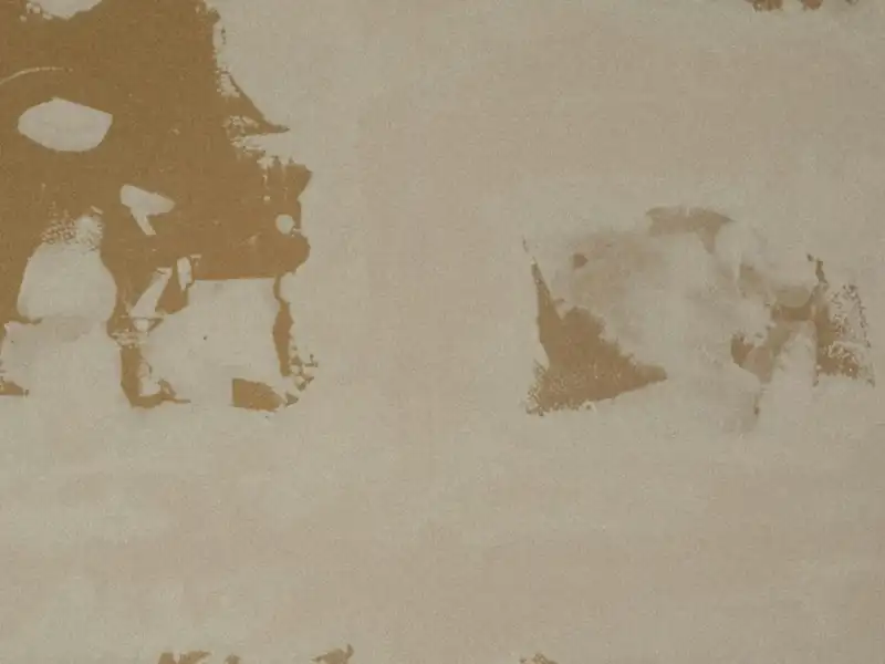Mur brut avec reprises de plâtre non peintes